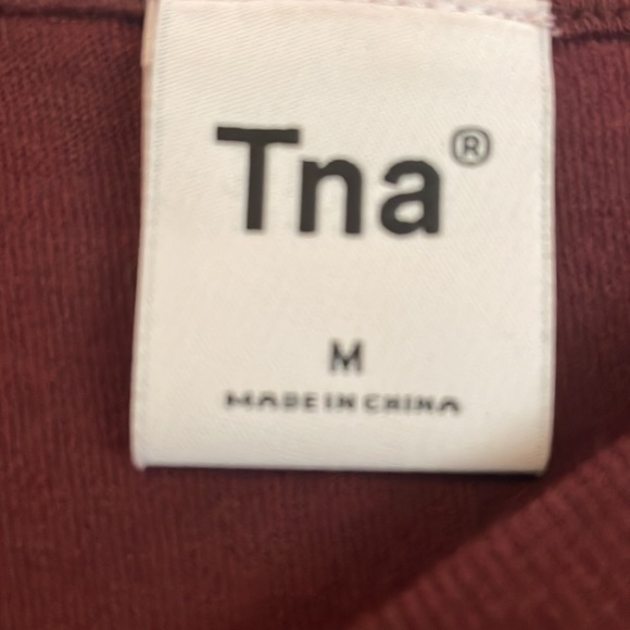 Aritzia TNA Maroon Short sleeve Tee M Like New - Picture 2 of 4